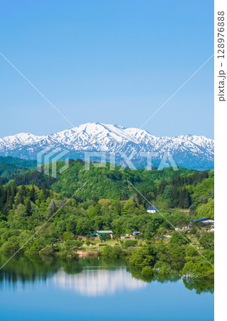 白川湖と飯豊連峰（5月） 128976888