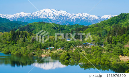 白川湖と飯豊連峰（5月） 128976890