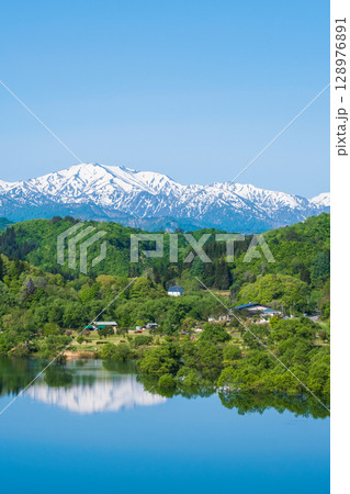 白川湖と飯豊連峰（5月） 128976891