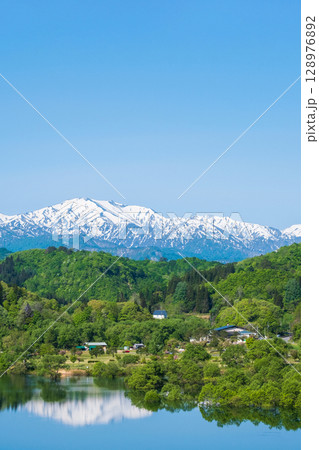 白川湖と飯豊連峰（5月） 128976892