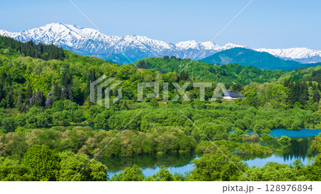 白川湖と飯豊連峰（5月） 128976894