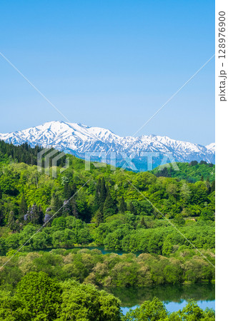 白川湖と飯豊連峰（5月） 128976900