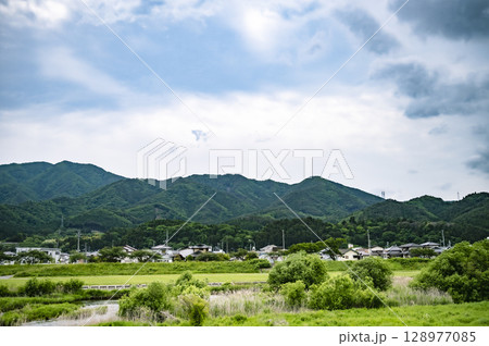 山裾に広がる日本の田舎町と青空のある風景 128977085