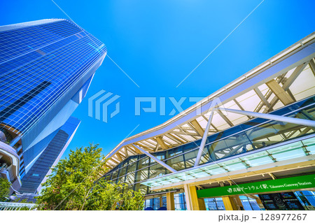 日本の東京都市景観7月。高輪ゲートウェイ駅や高輪ゲートウェイシティなどを望む＝26日 128977267