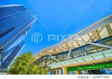 日本の東京都市景観7月。高輪ゲートウェイ駅や高輪ゲートウェイシティなどを望む＝26日 128977268