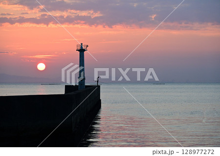 灯台に朝日と釣り人 128977272
