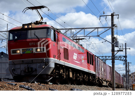 東海道線を走るEF510-20コンテナ貨物列車 128977283