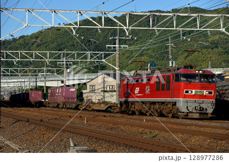 東海道線を走るEF510-20コンテナ貨物列車 128977286