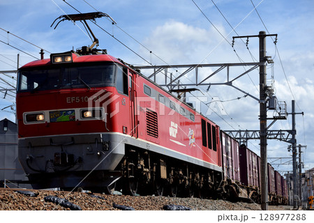東海道線を走るEF510-21コンテナ貨物列車 128977288