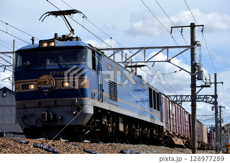 東海道線を走るEF510-508コンテナ貨物列車 128977289