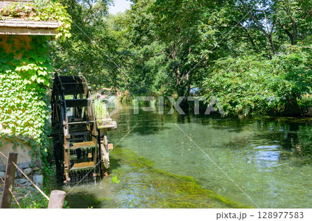 ＜安曇野＞大王わさび農場の水車と美しい小川の絶景 128977583