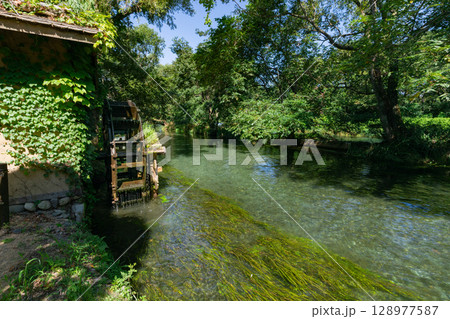 ＜安曇野＞大王わさび農場の水車と美しい小川の絶景 128977587