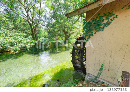 ＜安曇野＞大王わさび農場の水車と美しい小川の絶景 128977588