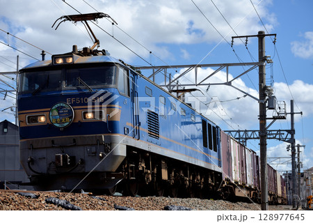 東海道線を走るEF510-515コンテナ貨物列車 128977645