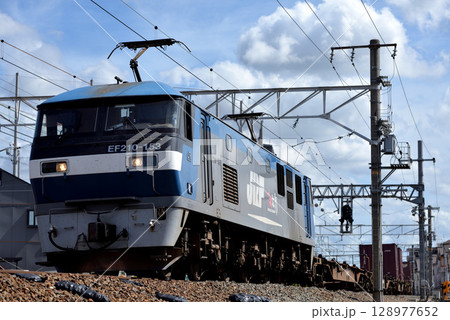 東海道線を走るEF210-153コンテナ貨物列車 128977652