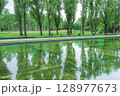 池のある公園 128977673