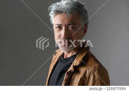 ジャケットを着た男性 ジャケットを着た男性 128977884