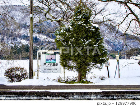 駅ホームから眺める自然の雪景色が美しい 128977980