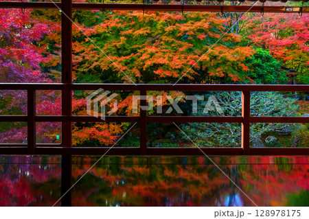 紅葉が映る旧竹林院 128978175