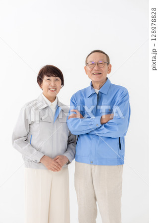 作業着を着た男女	 128978828