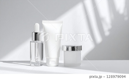白背景の基礎化粧品イメージ 128979094
