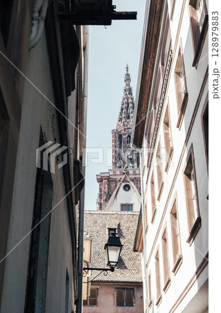 Street with a tall building in the background 128979883