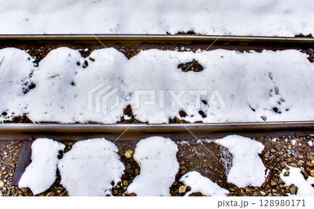 ローカル線の線路が雪で覆われている日常風景 128980171