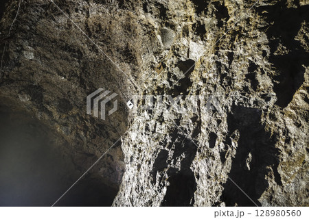 世界文化遺産　石見銀山の大久保間歩 128980560