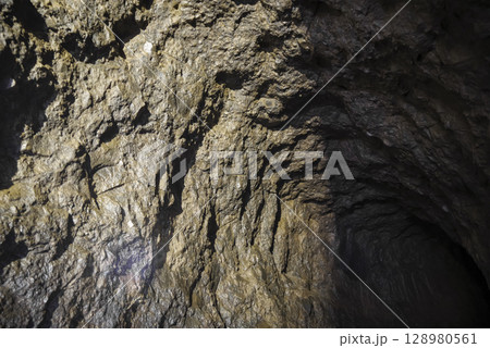 世界文化遺産　石見銀山の大久保間歩 128980561
