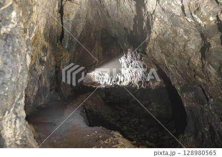 世界文化遺産　石見銀山の大久保間歩 128980565