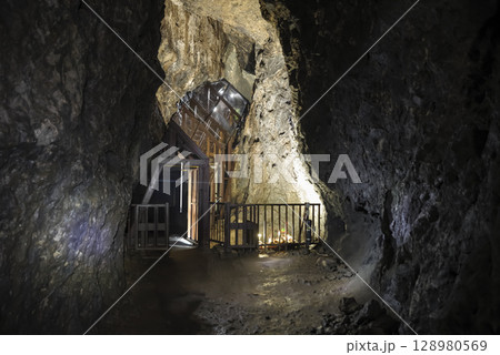 世界文化遺産　石見銀山の大久保間歩 128980569