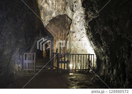 世界文化遺産　石見銀山の大久保間歩 128980572