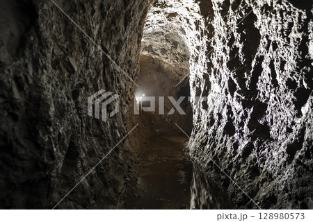 世界文化遺産　石見銀山の大久保間歩 128980573