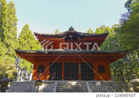 静寂の中に佇む比叡山戒壇院 128980587