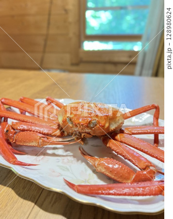 ベニズワイガニをログハウスで食べました ベニズワイガニをログハウスで食べました 128980624