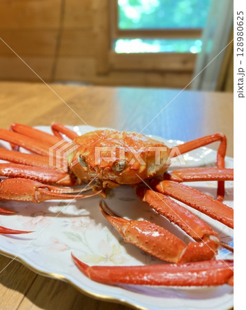 ベニズワイガニをログハウスで食べました ベニズワイガニをログハウスで食べました 128980625