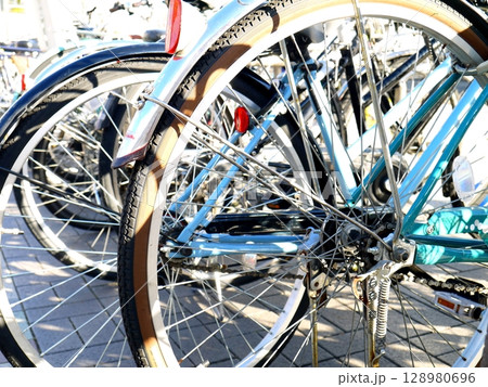 駐輪場の自転車 128980696