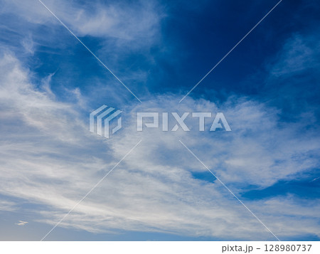 青い空白い雲 128980737