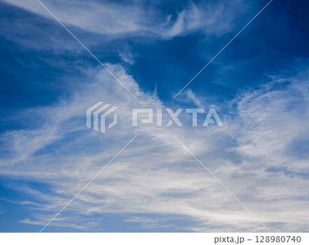 青い空白い雲 128980740