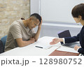 外国人の男性に説明をする女性 128980752