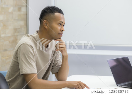 外国人の男性に説明をする女性 128980755