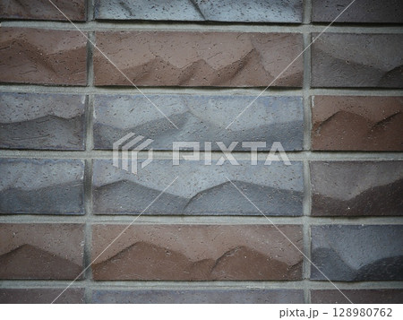 ウッドデッキの魅力　タイルの陰影の楽しさ　コピースペース 128980762