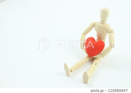 デッサン人形、愛を静かに抱く 128980847