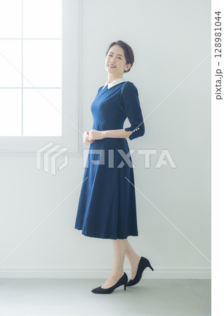 ミドル女性のポートレート 128981044