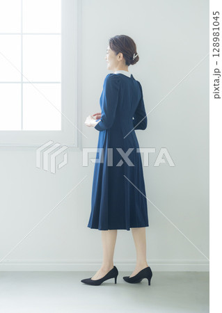 ミドル女性のポートレート ミドル女性のポートレート 128981045