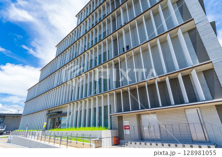 京都府木津川市　真夏の木津川市役所 128981055