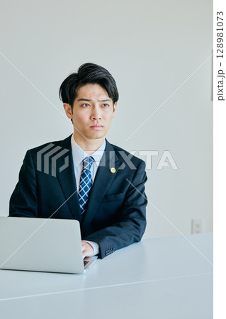 法律相談を受ける若い弁護士 法律相談を受ける若い弁護士 128981073