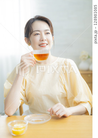 紅茶を飲むミドル女性 紅茶を飲むミドル女性 128981085