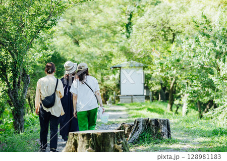 ＜安曇野＞大王わさび農場のアルプス展望の小道を散策する観光客 128981183