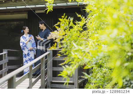 浴衣を着た男女 128981234